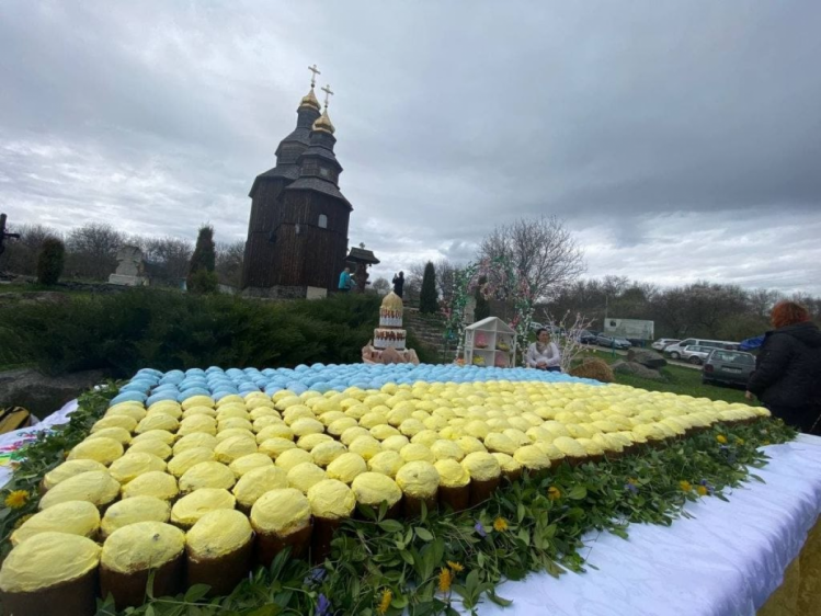 Жовто-блакитні паски: Що за рекорд України встановили у Черкасах