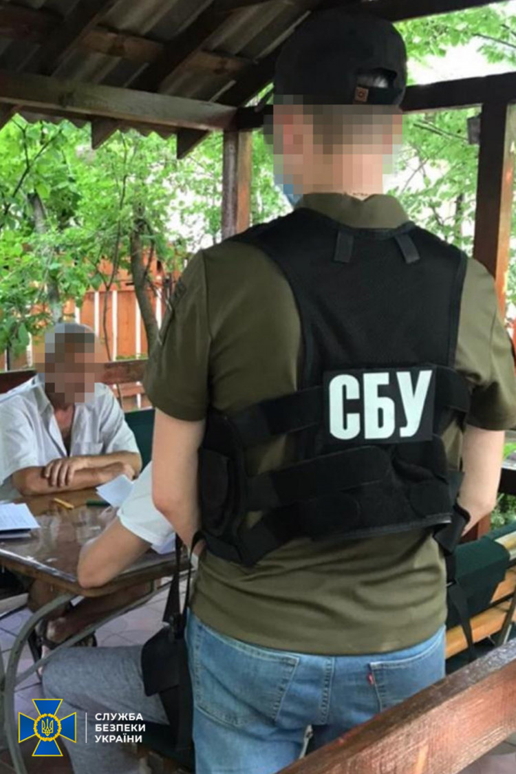 Співробітник СБУ затримує агента російської розвідки