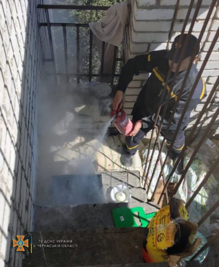 В Умані хасиди розвели багаття на балконі, аби приготувати їжу
