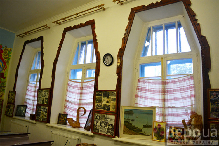 Оригінальні вікна, встановлені ще на етапі будівництва школи